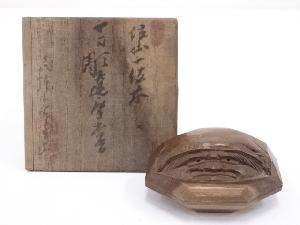 亮年造　一位一刀彫達磨香合